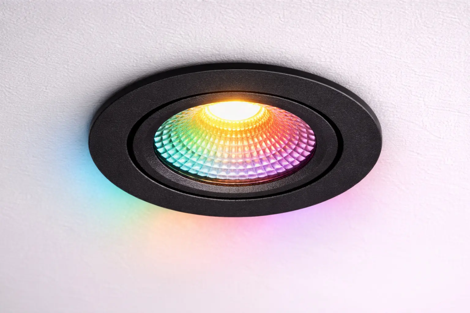 Zwarte smarthome inbouwspot met RGB ledverlichting en instelbare kleuren voor sfeervol plafondlicht