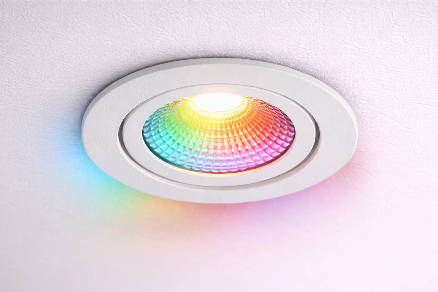 Witte smarthome inbouwspot met RGB ledlicht en heldere kleurinstellingen voor strak afgewerkt plafond